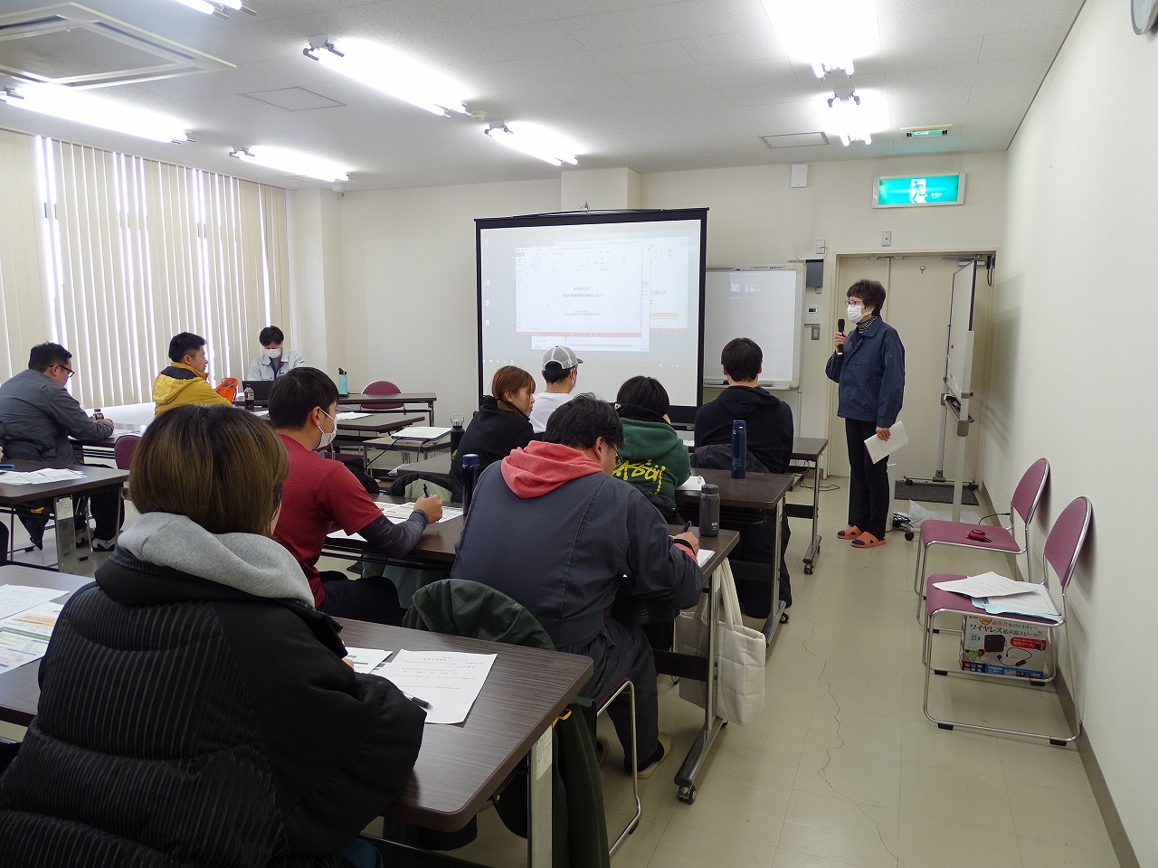 水稲栽培講座で講師が説明している様子
