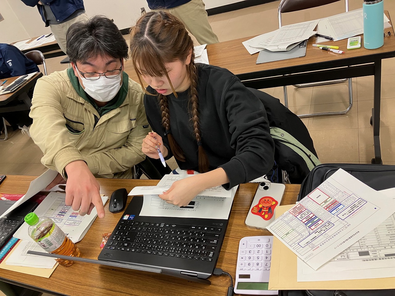 指導を受けながらパソコンを操作する研修生の様子