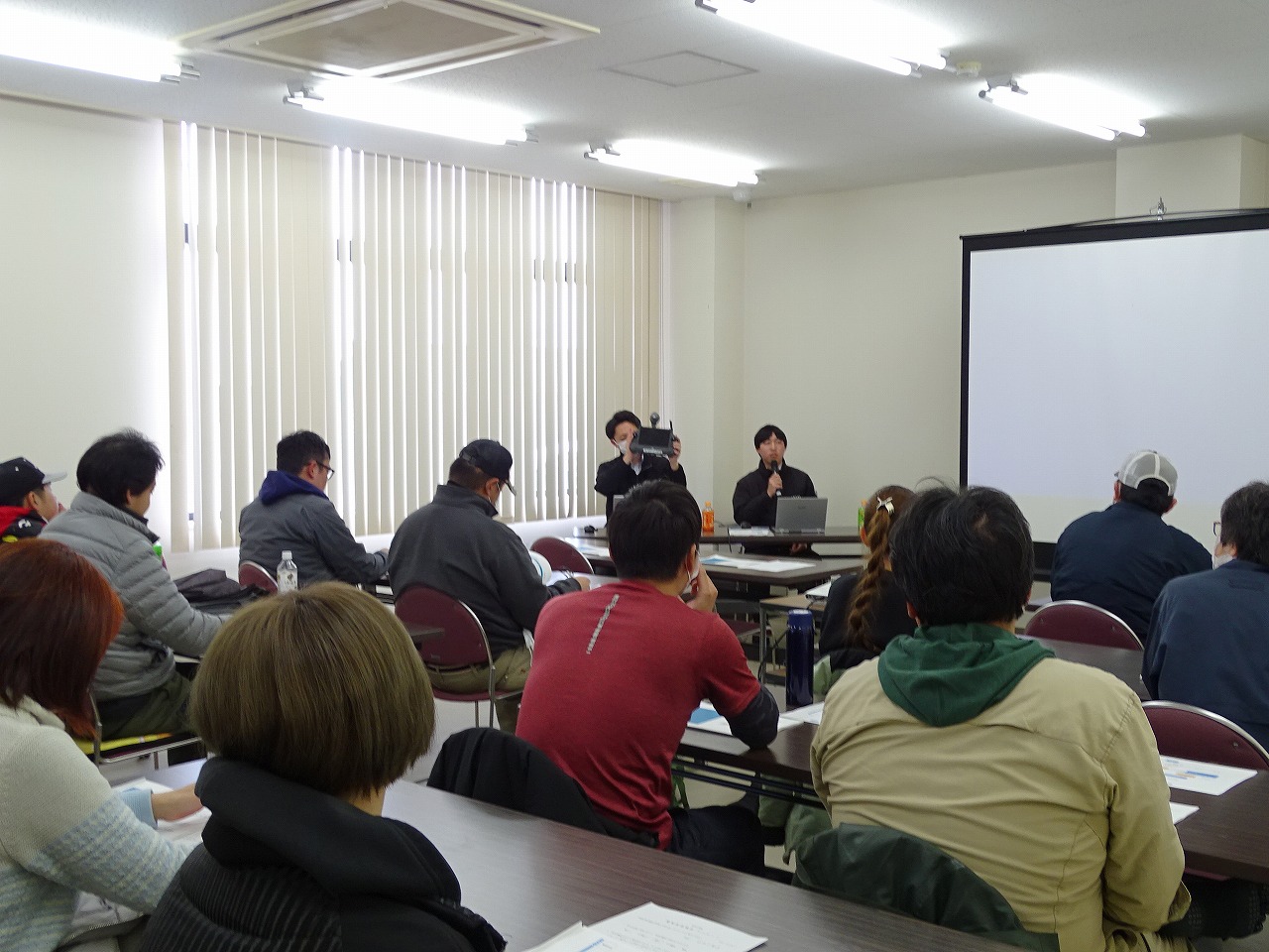座学によるドローン講習会で講師が説明している様子