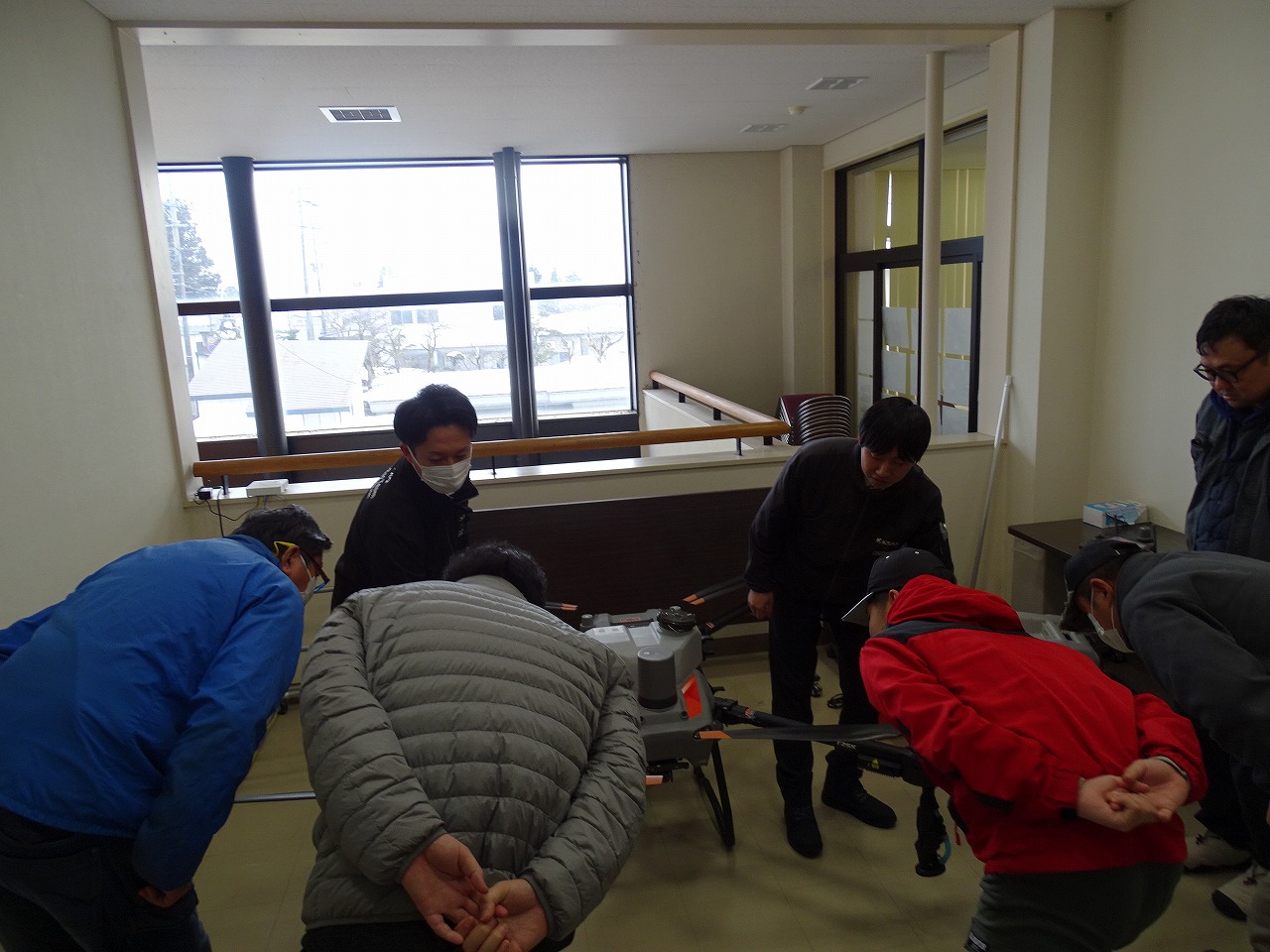 実物のドローンを見ている様子