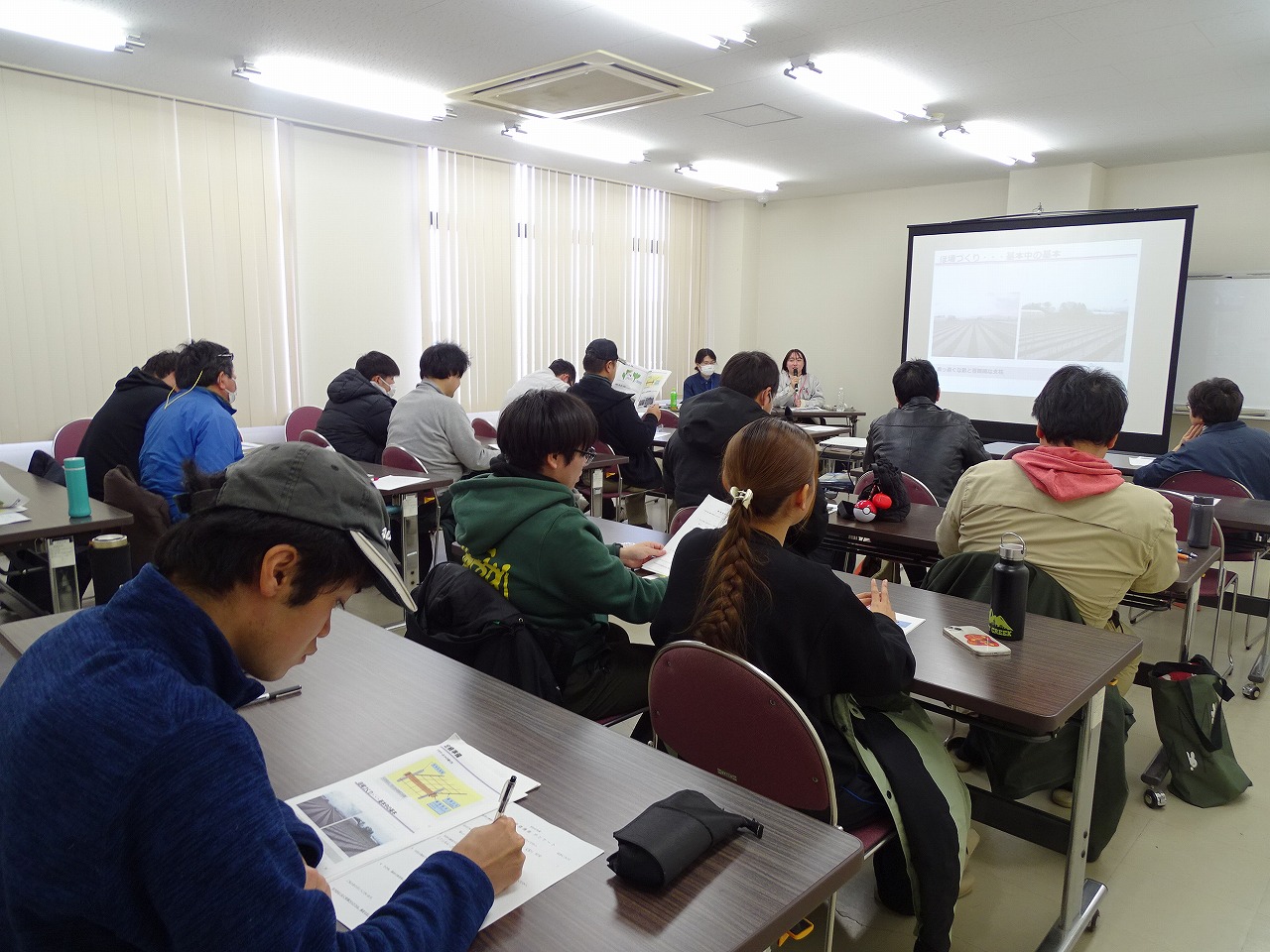 座学による花き栽培講習会で講師が説明している