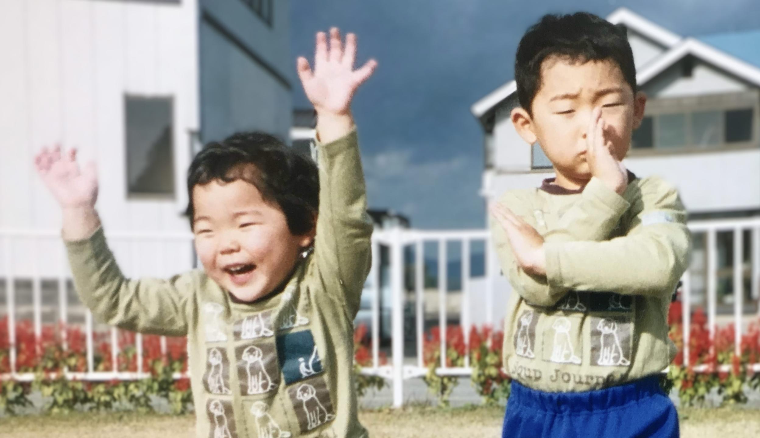 左には笑顔の男の子、右にはポーズをとる男の子