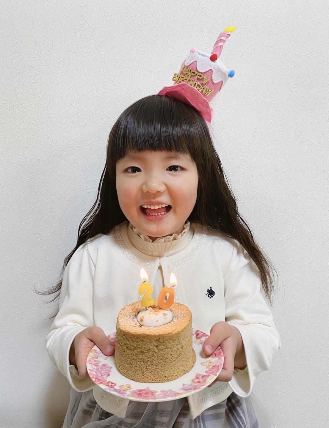 ケーキを持つ女の子の写真