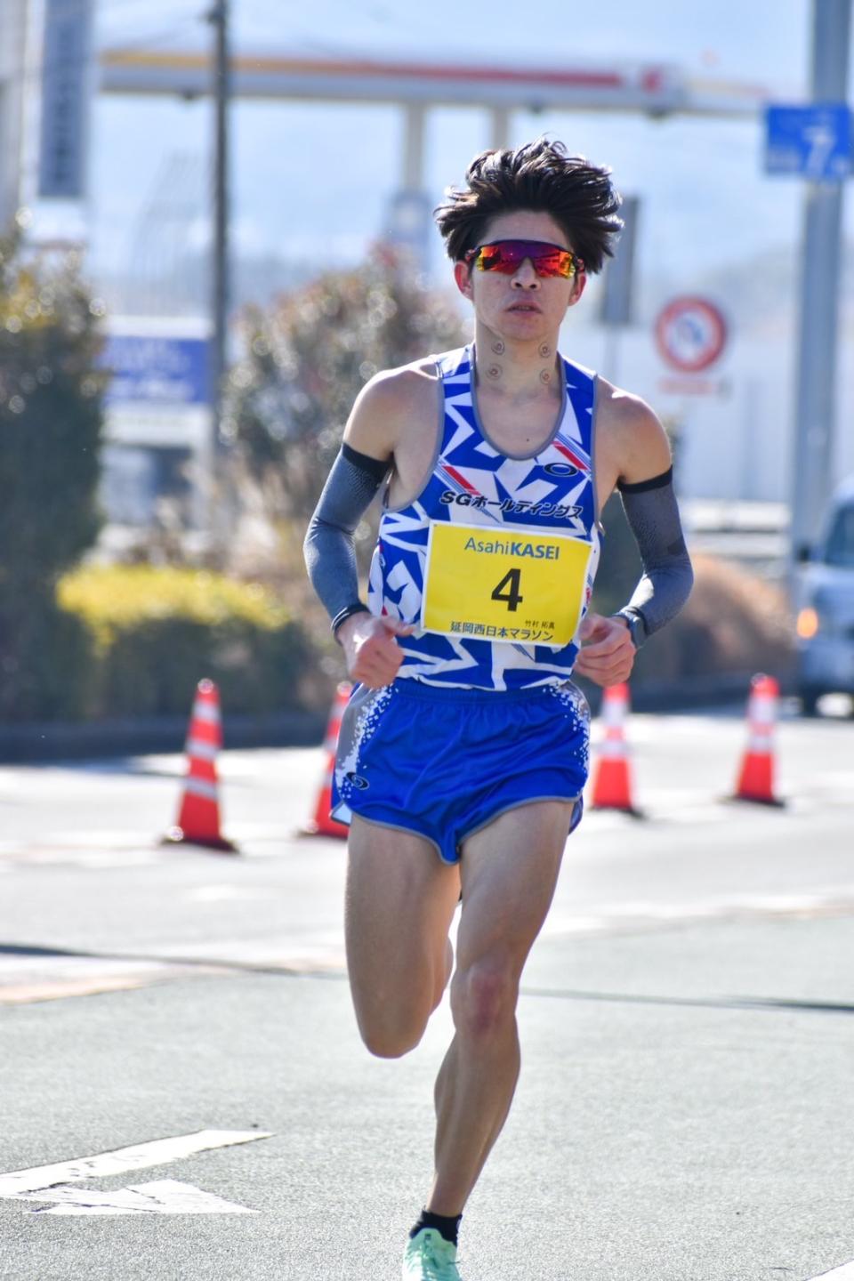 レースで疾走する竹村拓真さん