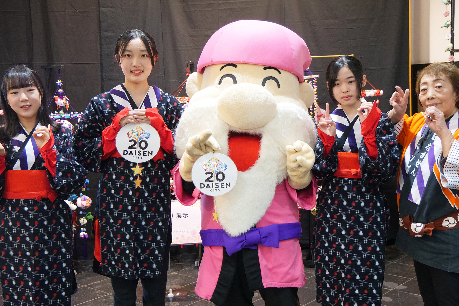 踊り子とおじいさんの着ぐるみ