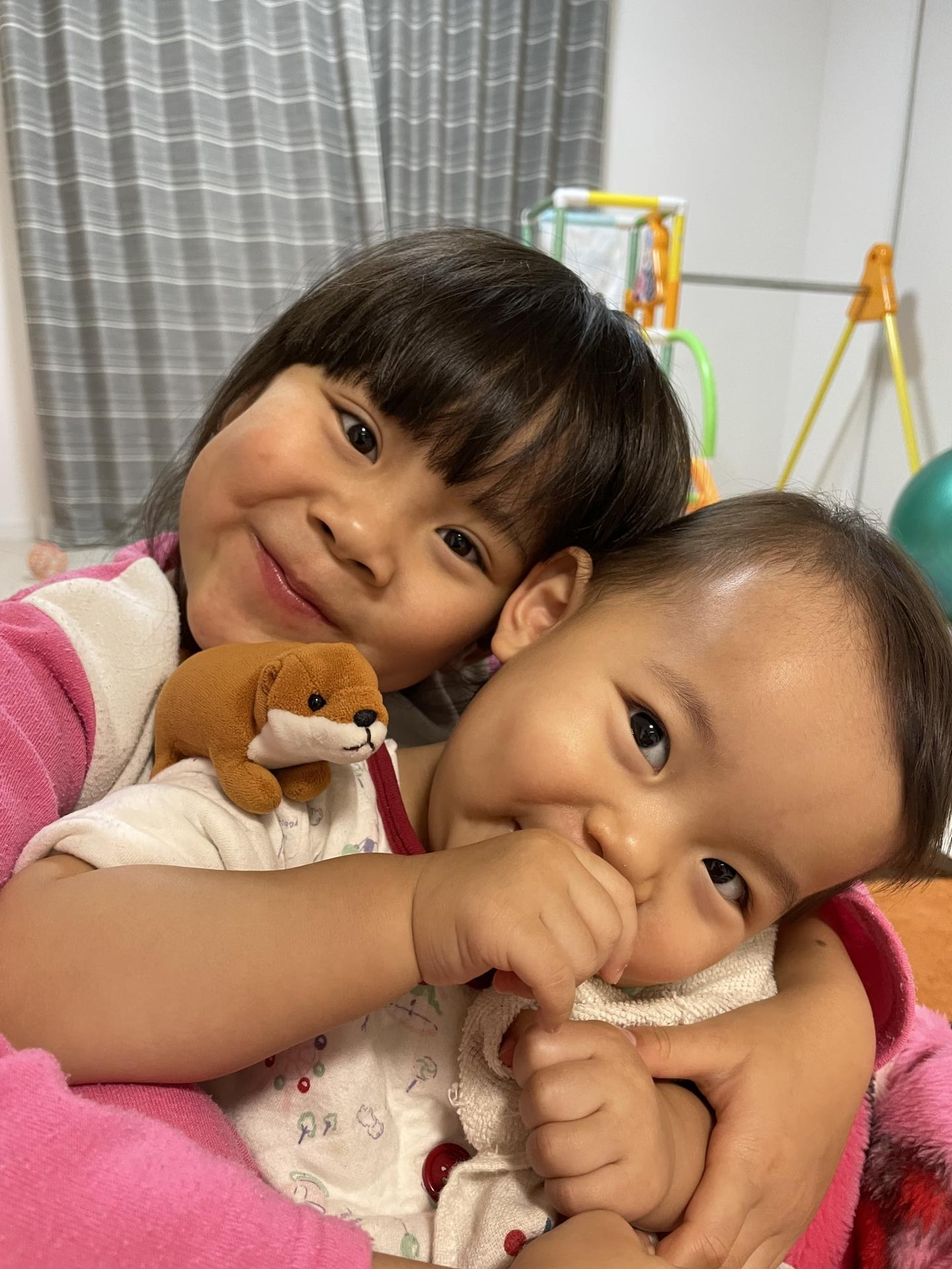 きょうだい2人が仲良くポーズをとっている
