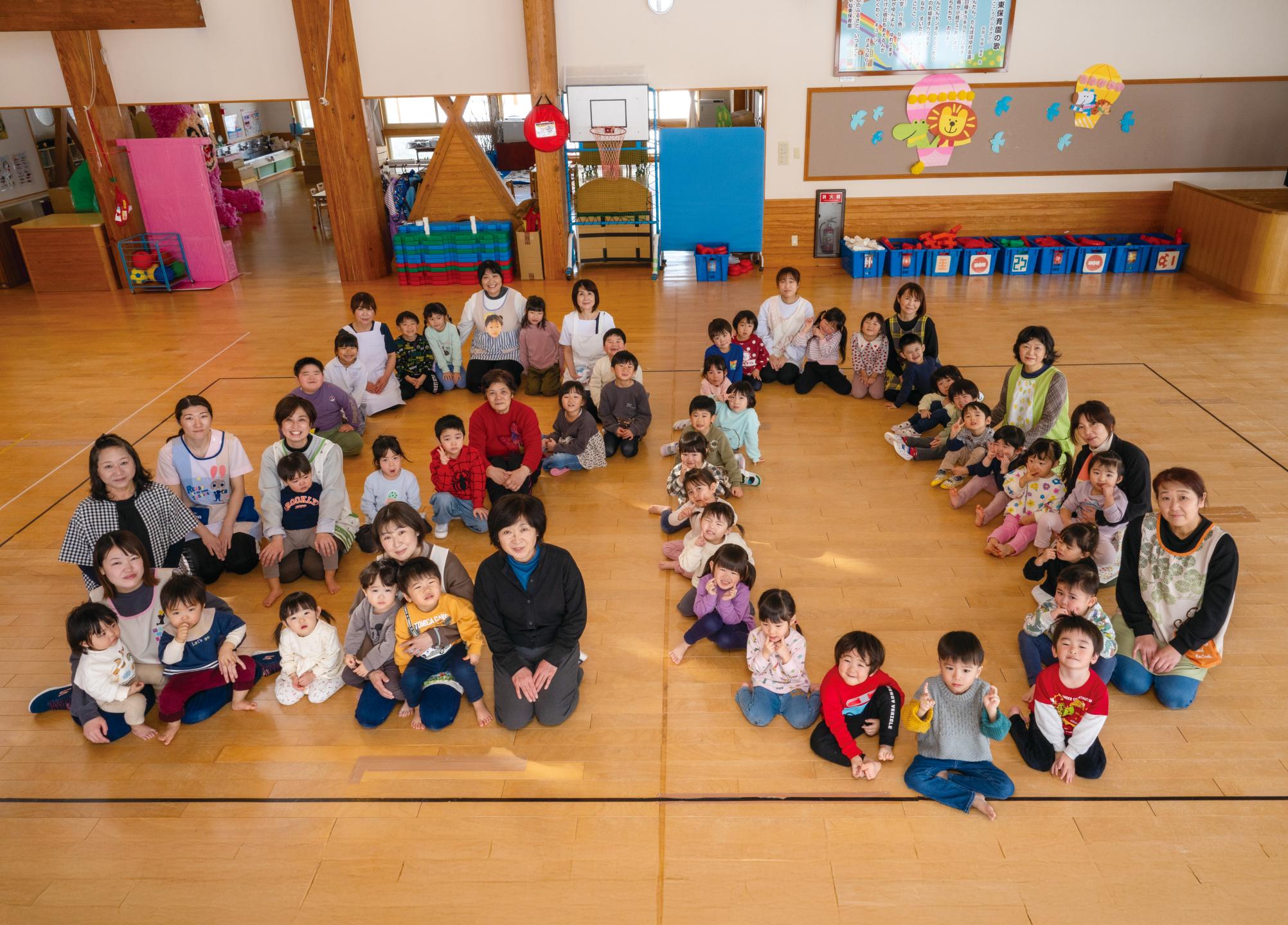 中仙東保育園の園児と職員がみんなで20の人文字を作っている