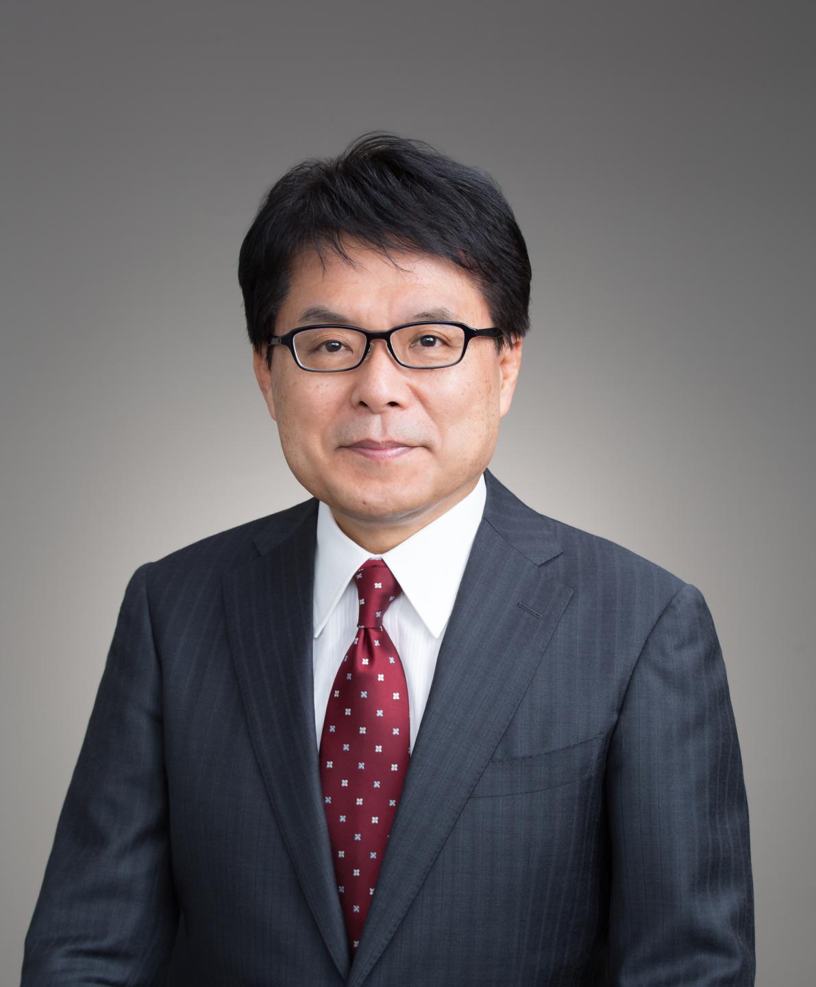 背広を着た増田寛也さんの写真