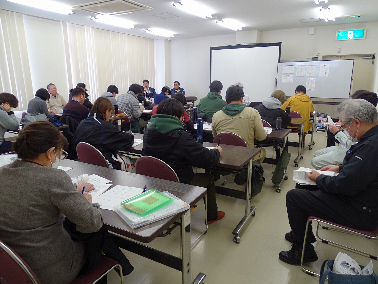 栽培基礎講座を受けている研修生とその他参加者