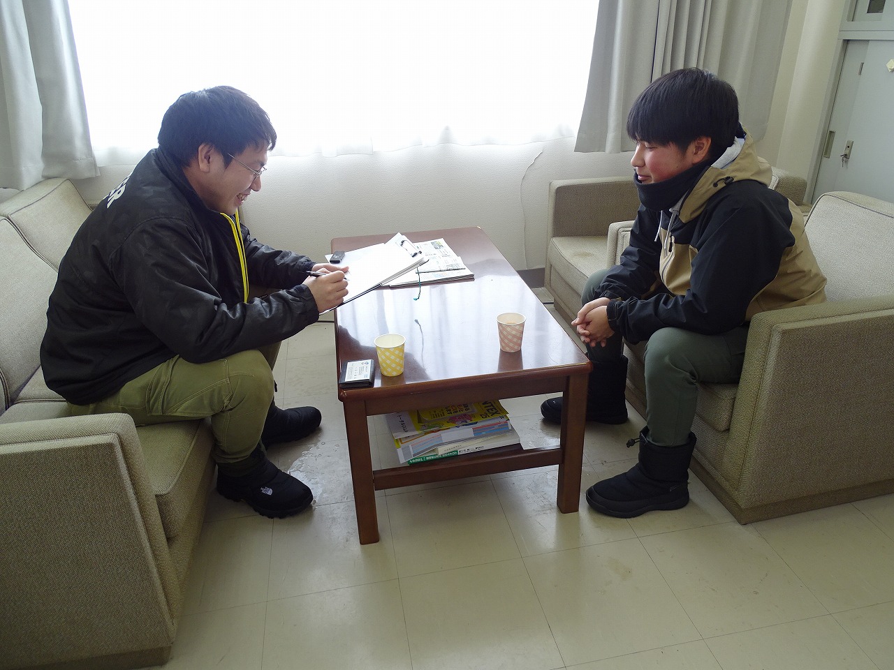 JA広報担当者から取材を受けている男性研修生