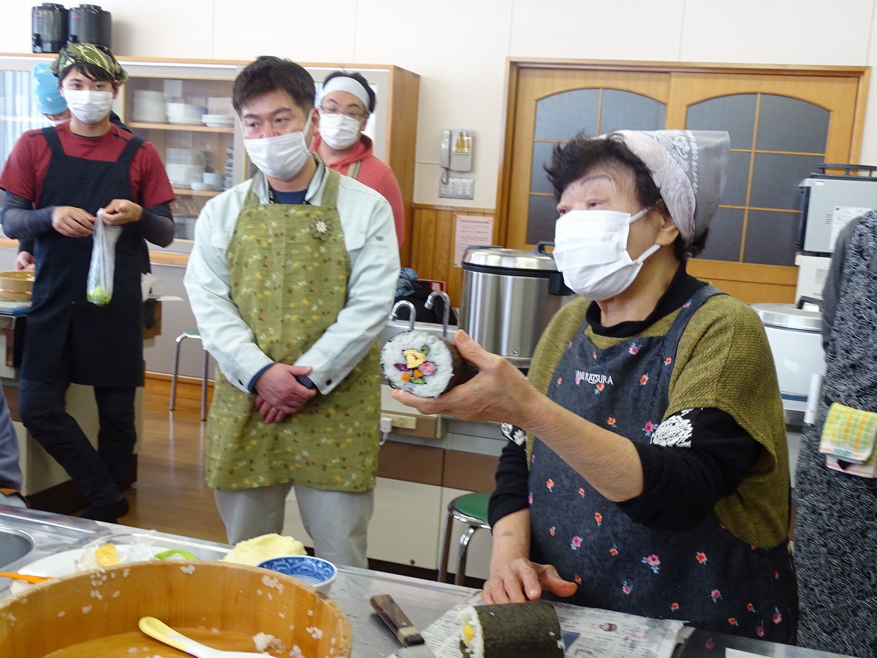 野中さんが太巻き寿司の断面を見せている様子