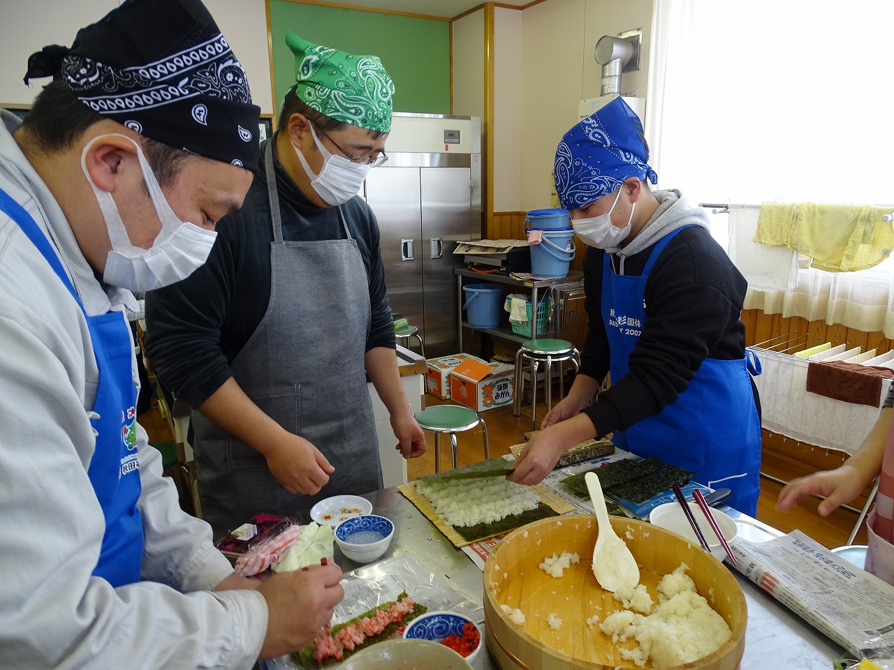 指導をうけながら太巻き寿司を作っている研修生