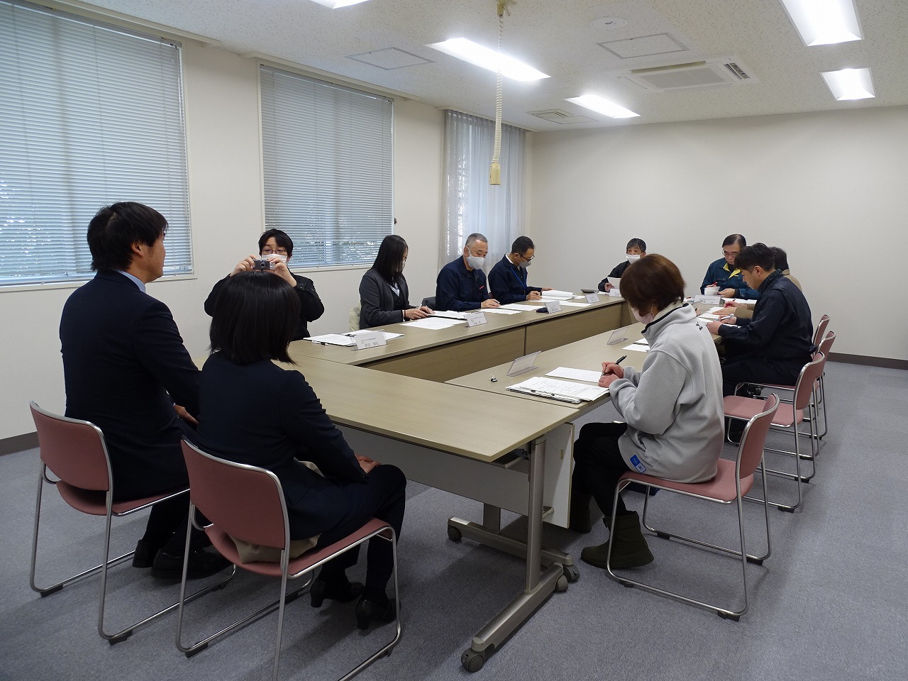 審査委員に囲まれて審査を受ける研修生