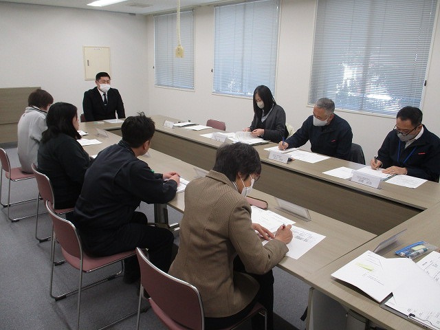 審査委員に囲まれて審査を受ける研修生