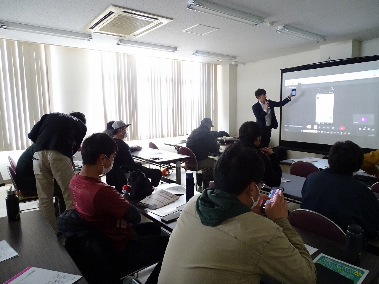 講師の説明を真剣に聞いている研修生