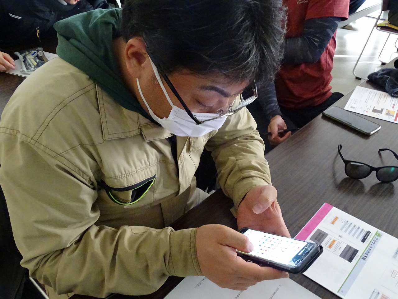 男性研修生がスマホを操作