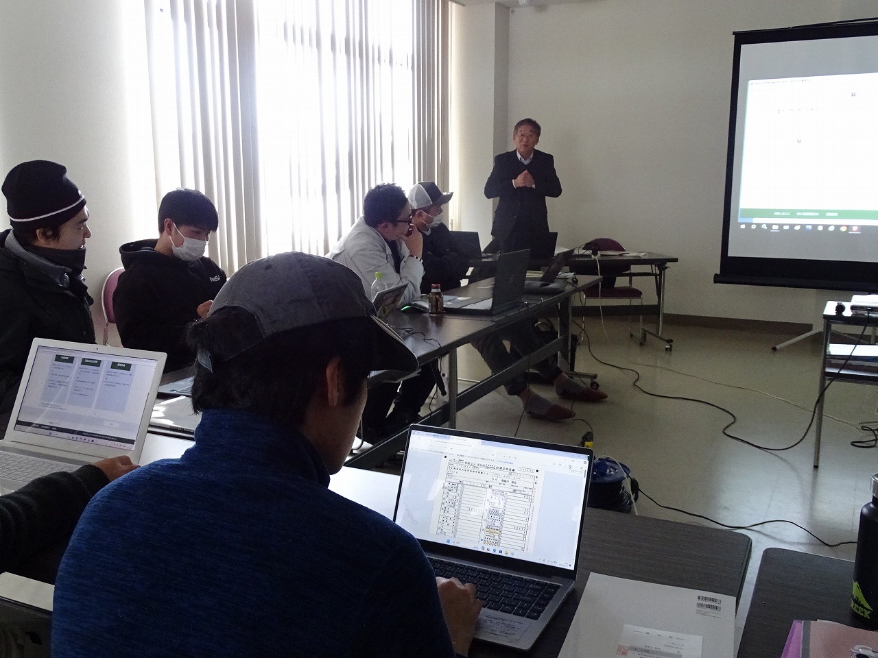 講師が研修生へ指導している様子