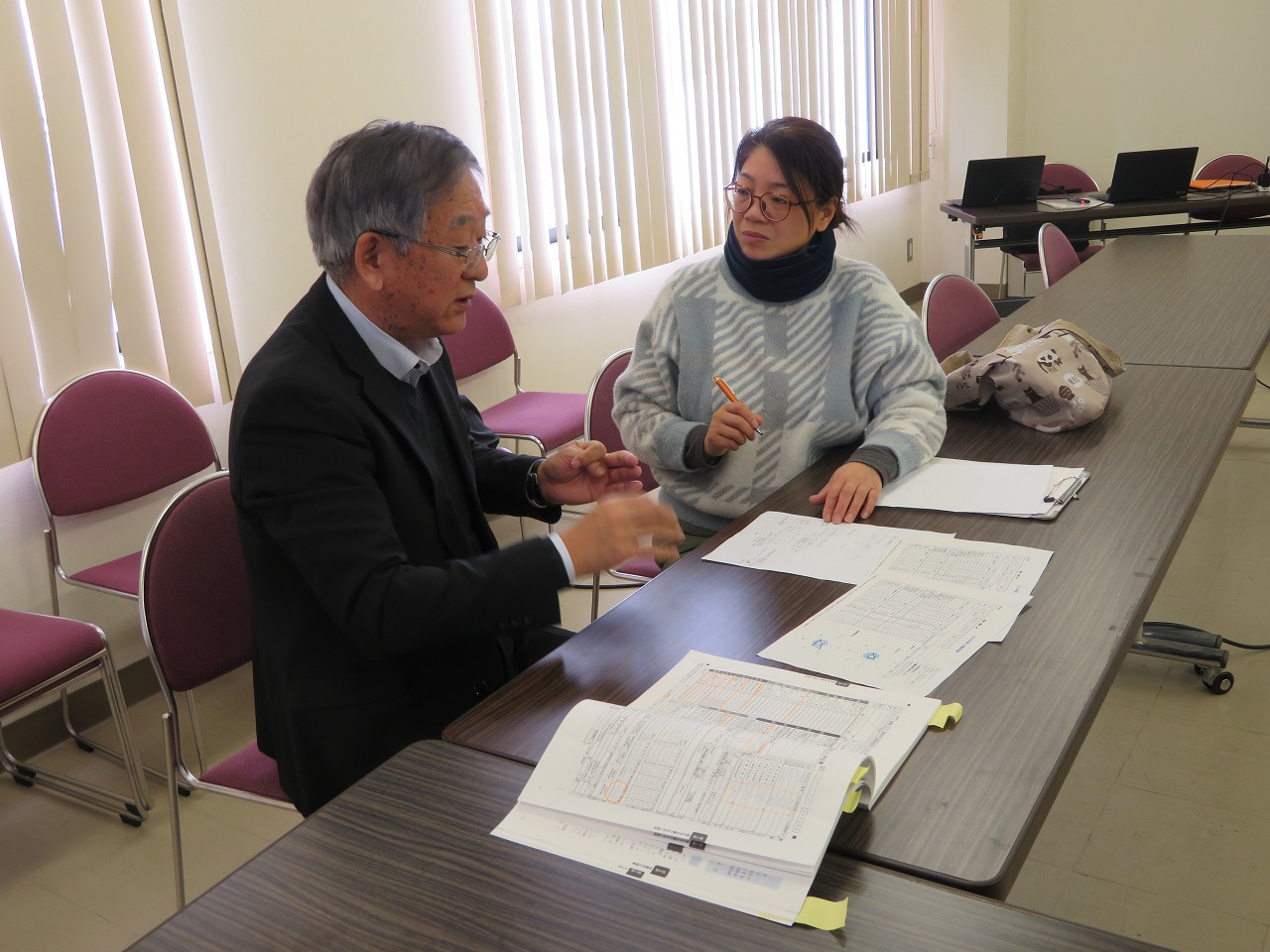 講師が女性の修了生へアドバイスをしている様子