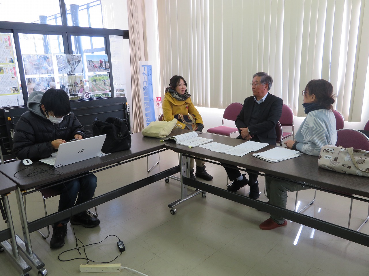 講師が修了生へアドバイスしている様子