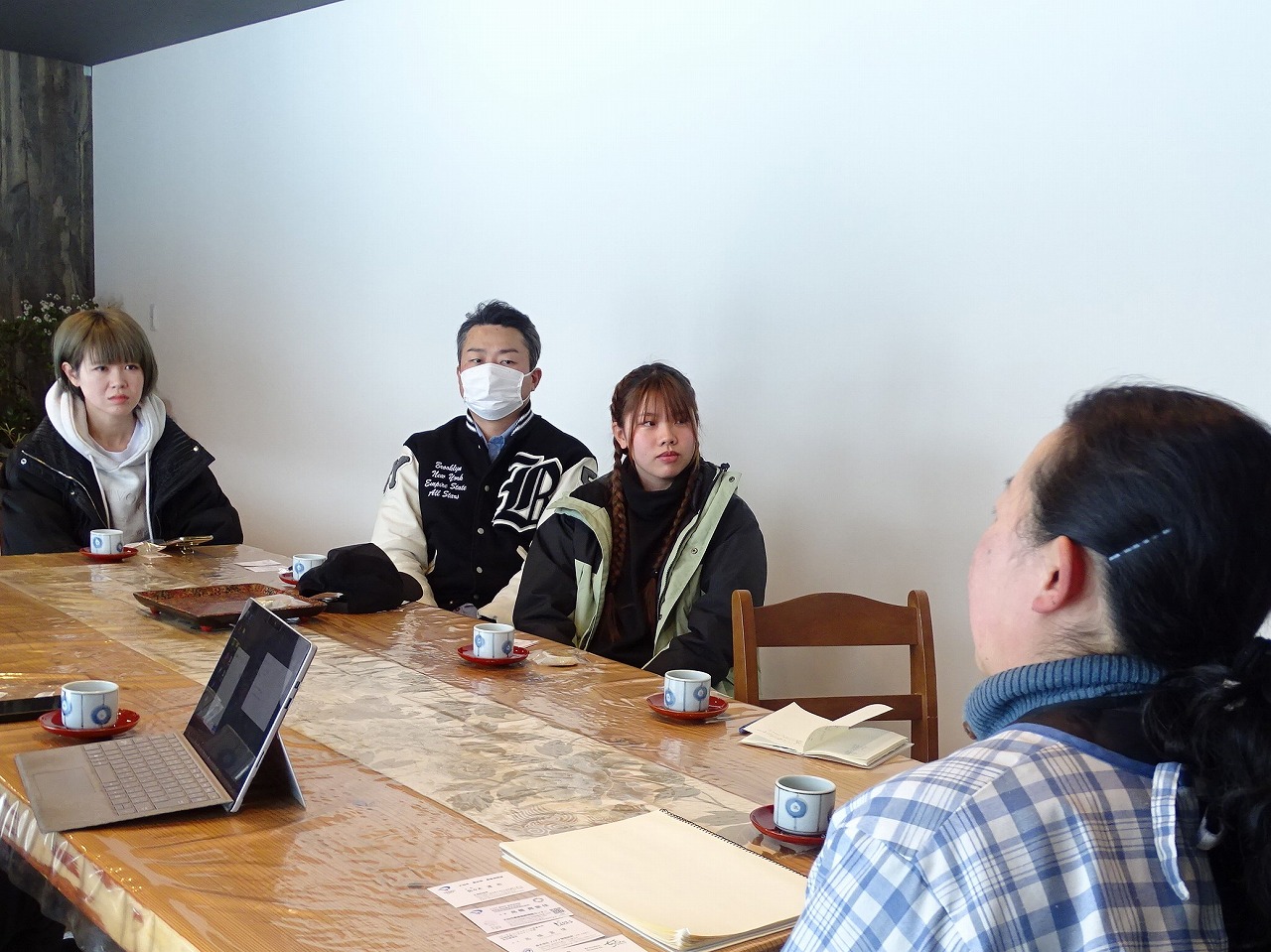 研修生が星雪館にて代表から話を聞いている様子