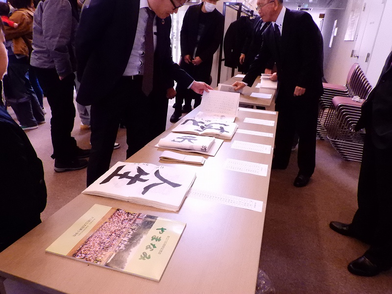 開封された作品(書道)をみる人々