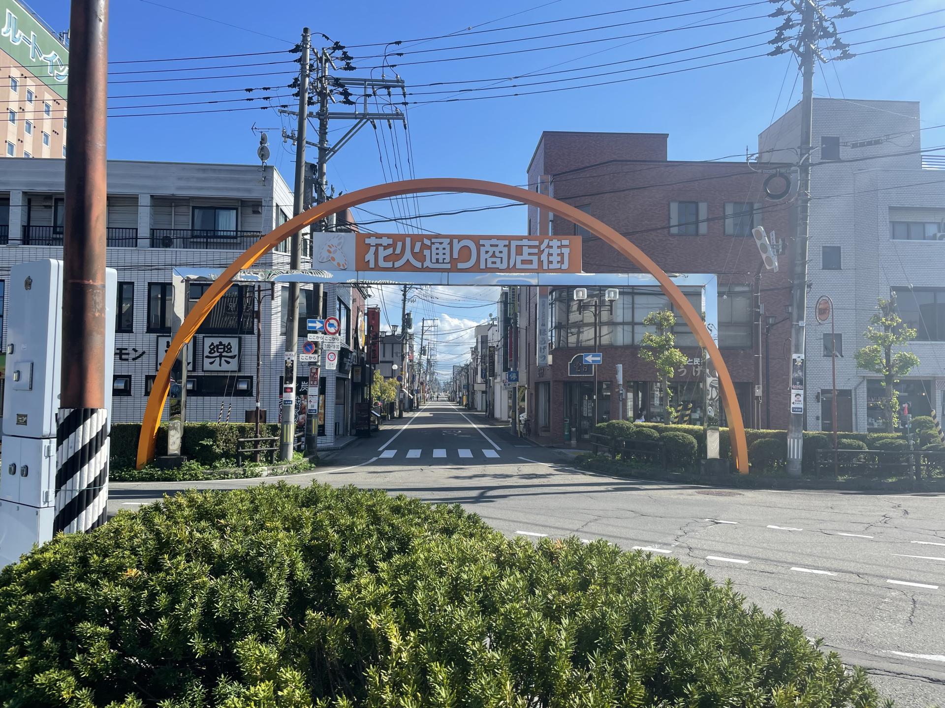 大曲駅から撮影した花火通り商店街の入り口付近