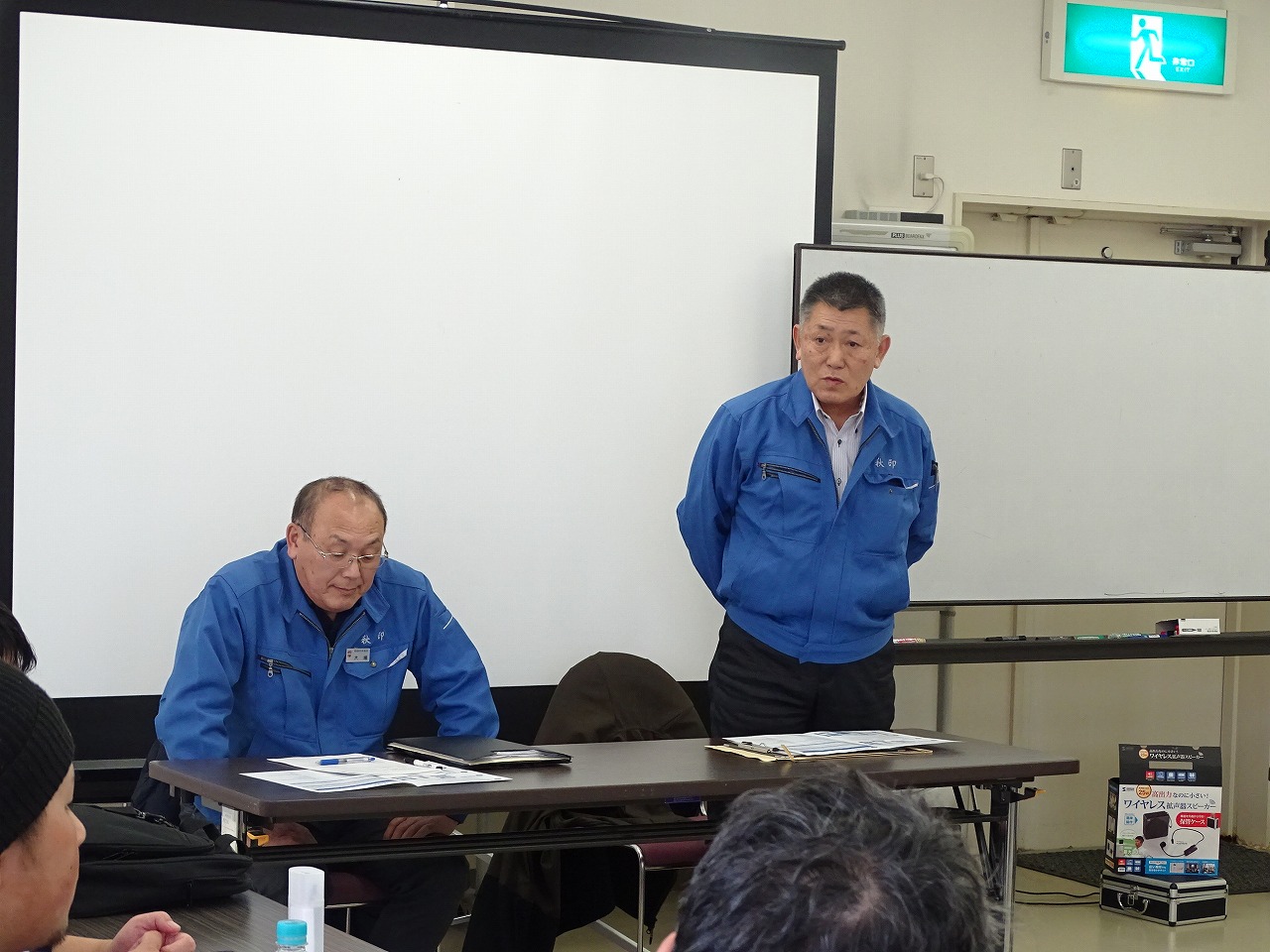 市場関係者が説明をしている様子