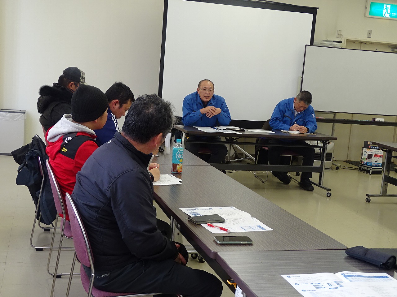 市場関係者が説明を真剣に話を聞く研修生