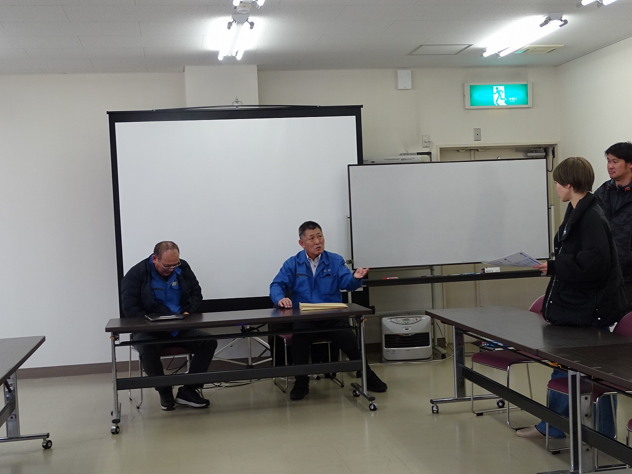 市場関係者に質問をする研修生