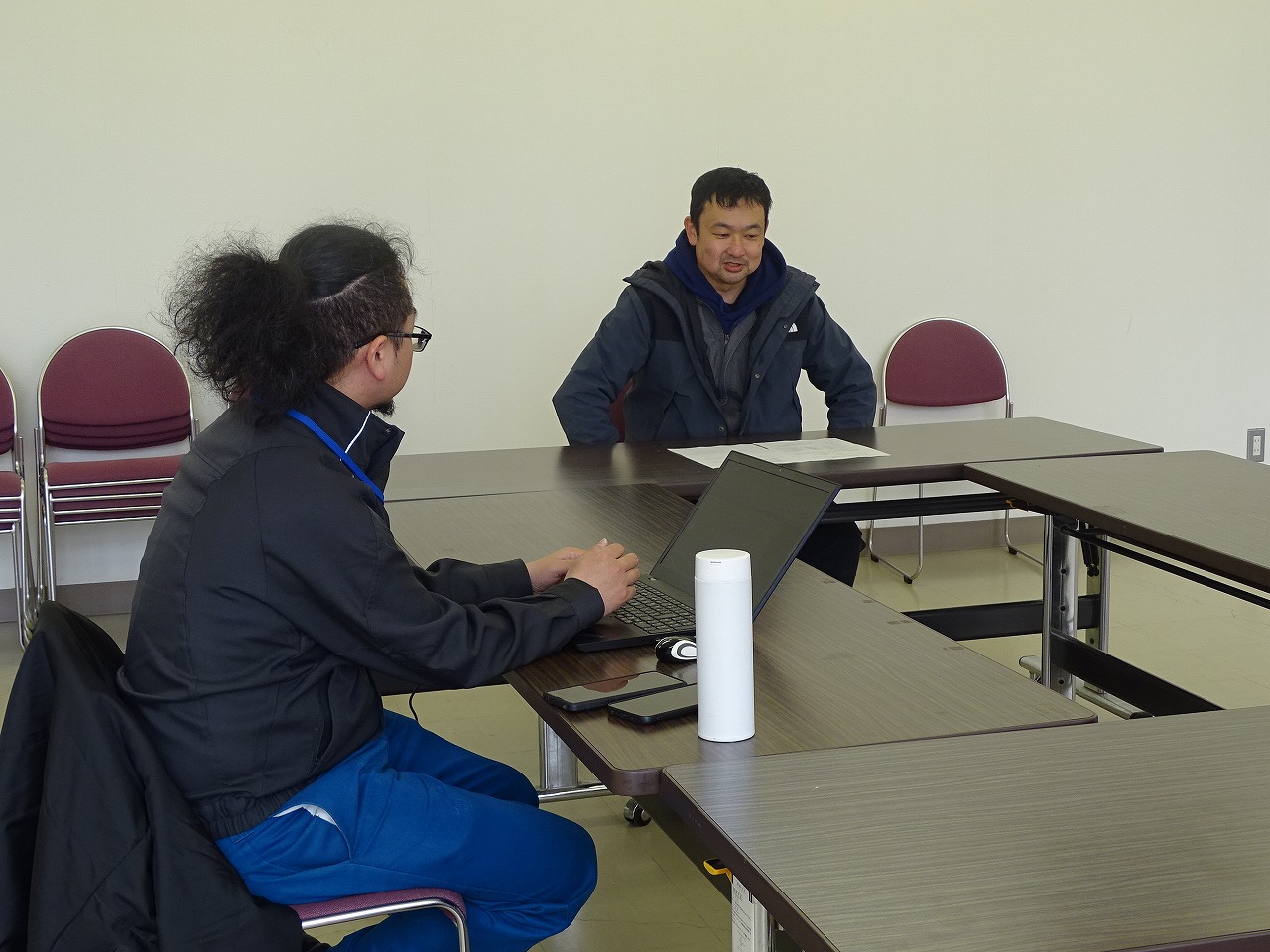 農業公社の担当者と面談する男性研修生