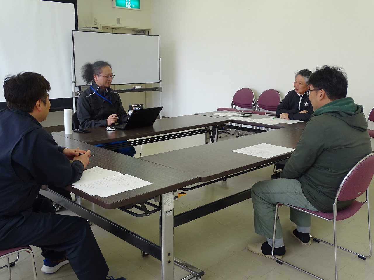 農業公社の担当者と面談をしている研修生