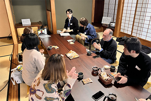 和室でイベント参加者と交流している様子