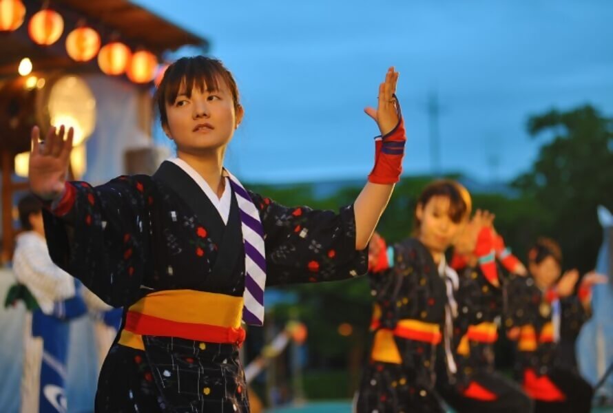ドンパン祭りの様子、ドンパン娘が踊っている