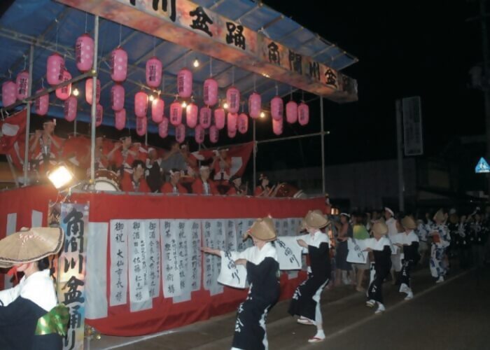角間川盆踊りの様子、着物を着た人々が踊っている