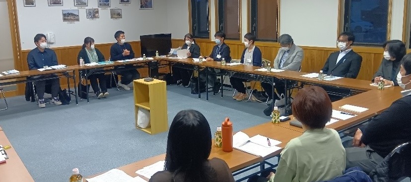 情報交換の様子（窓側：市内病院の相談員の方々）