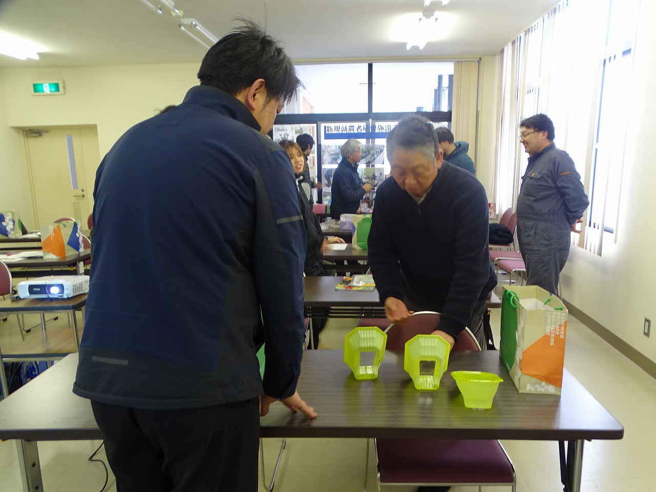 担当者から資材について説明を受ける参加者