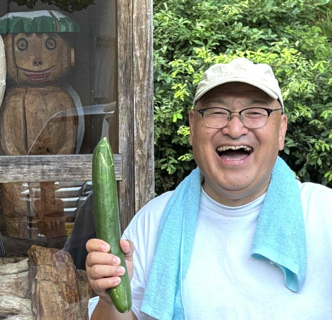 笑顔でキュウリを持っているカドワキさん