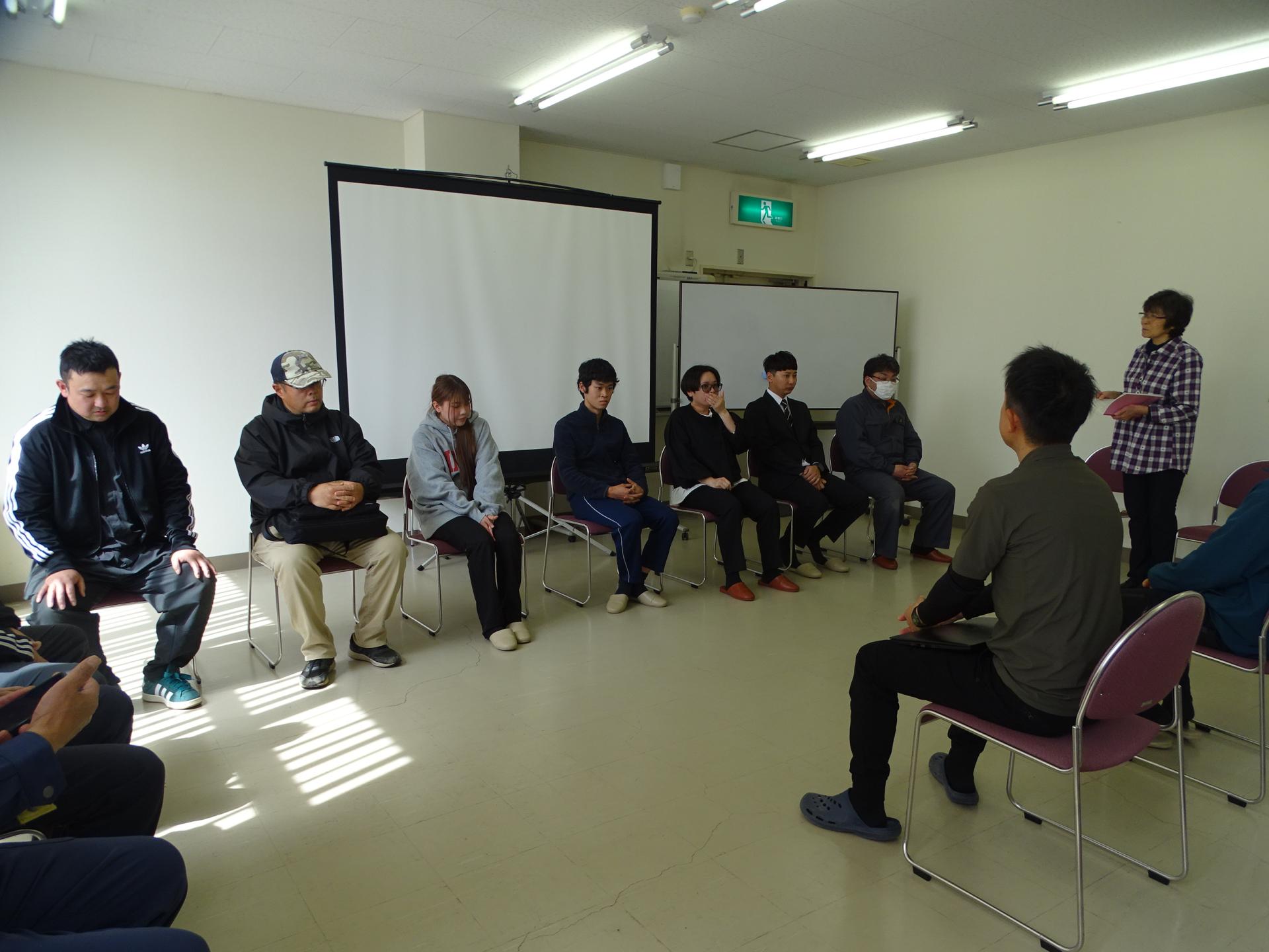 谷口所長から修了生に激励の言葉を送っている様子