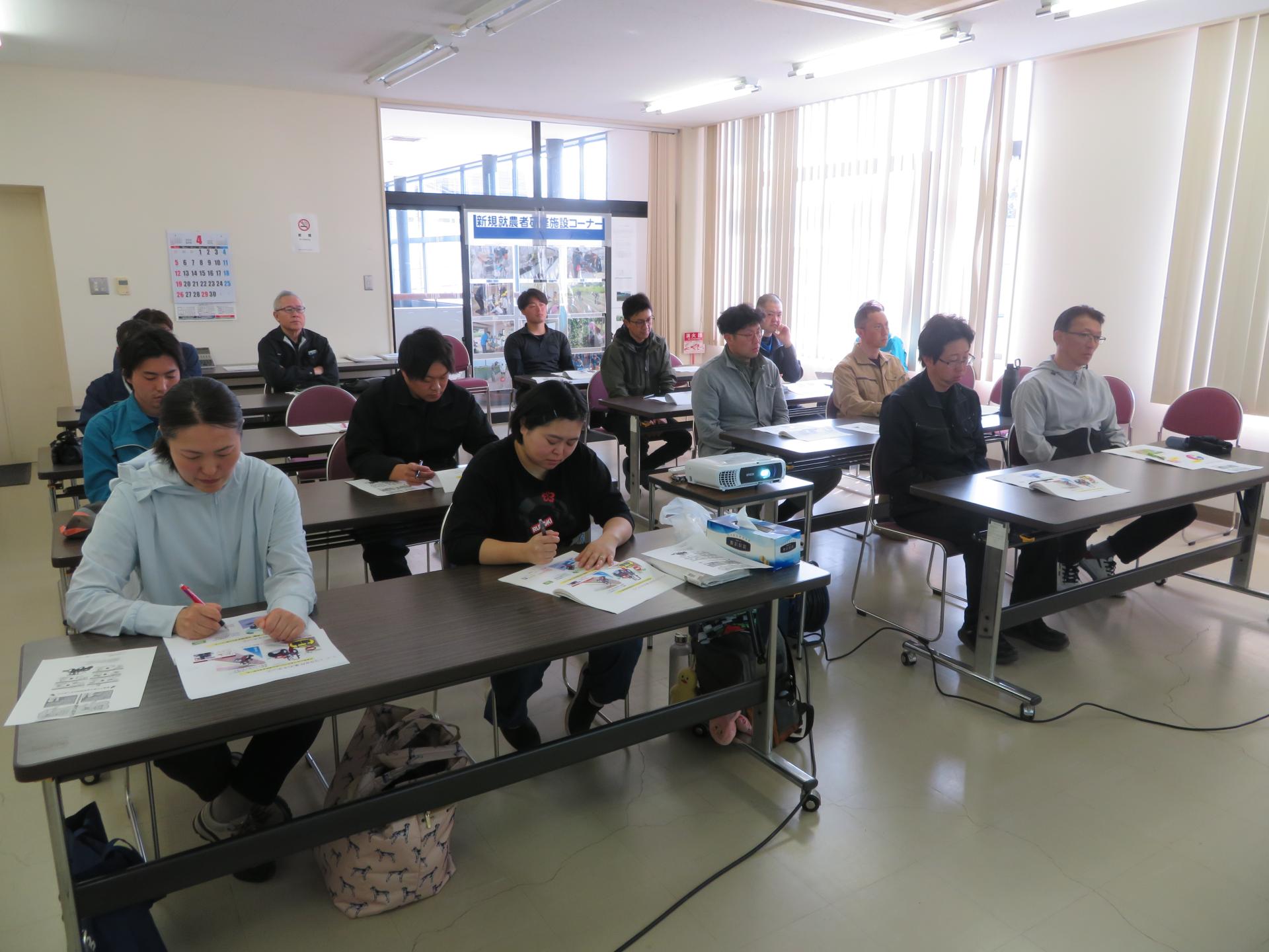 座学を受けている