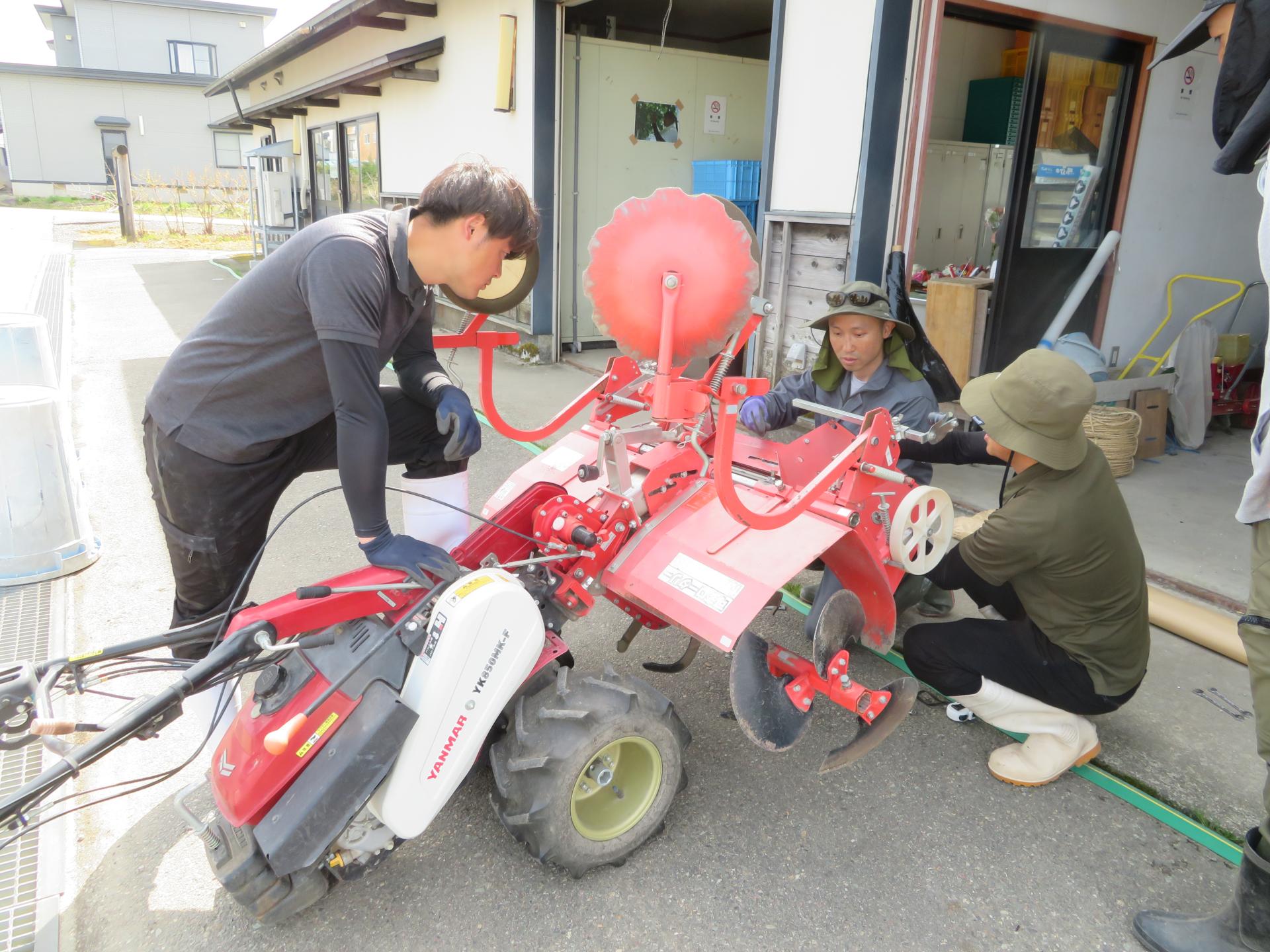 一年生にマルチャーの調整方法を教える二年生