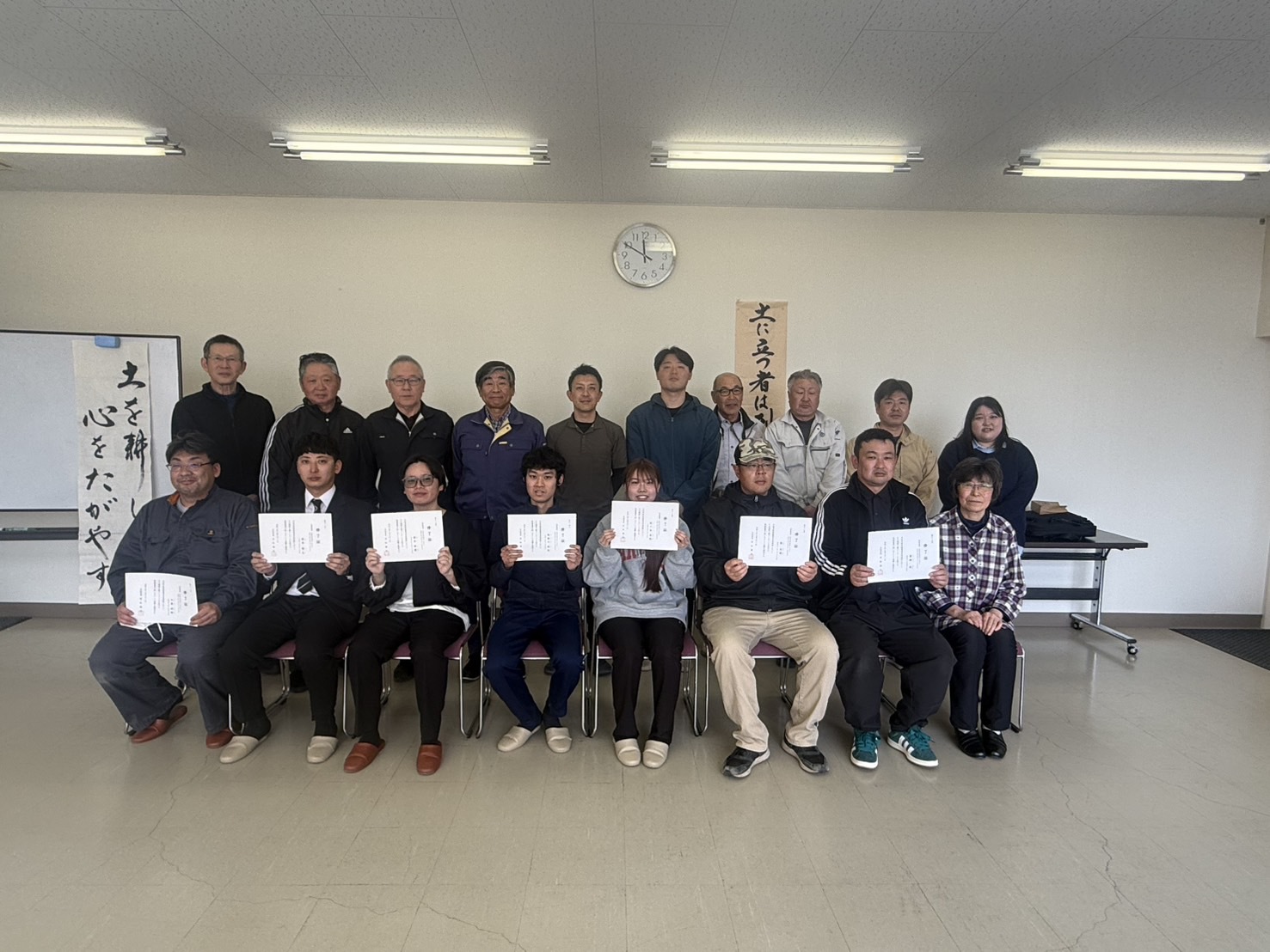 修了生と研修施設職員の集合写真