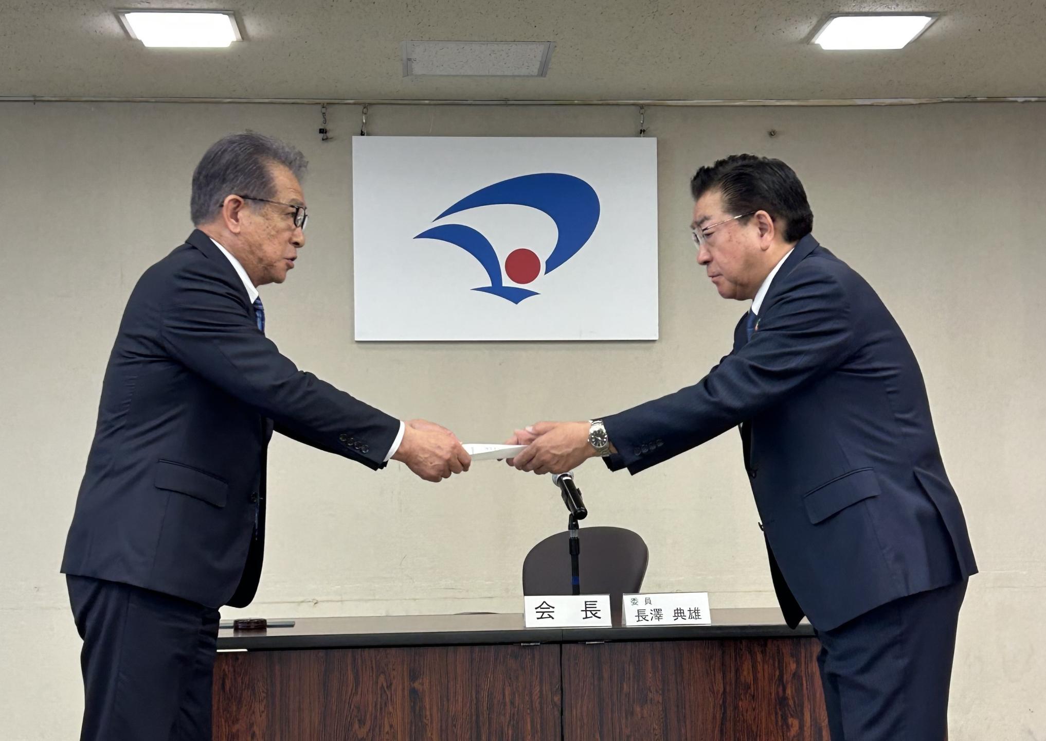 大仙市の会議室にて長澤会長より答申書を受け取る老松市長