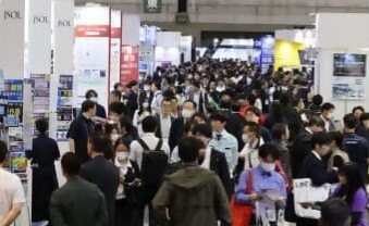過去の機械要素技術展の様子、展示を見る多くの人でごった返している
