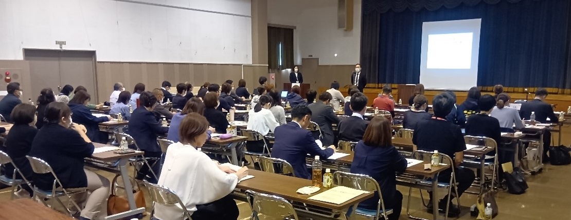 全体会の様子（会長あいさつ）多くの参加者