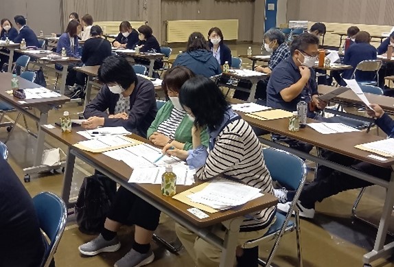 研修会の様子（グループワーク）隣席の参加者とグループ討議