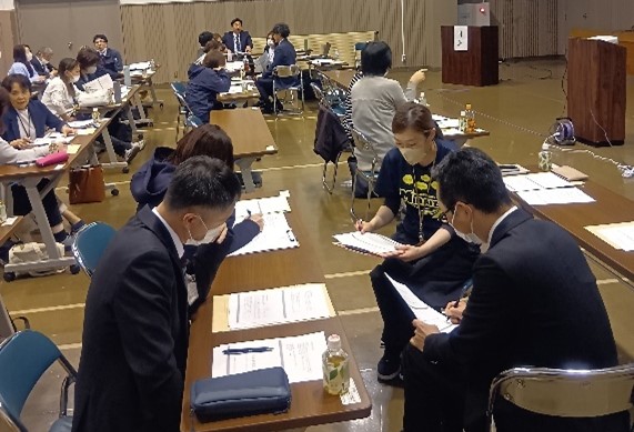 研修会の様子（グループワーク）隣席の参加者とグループ討議