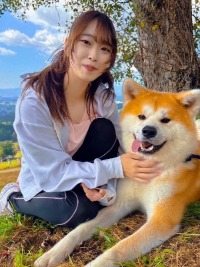 女性と秋田犬