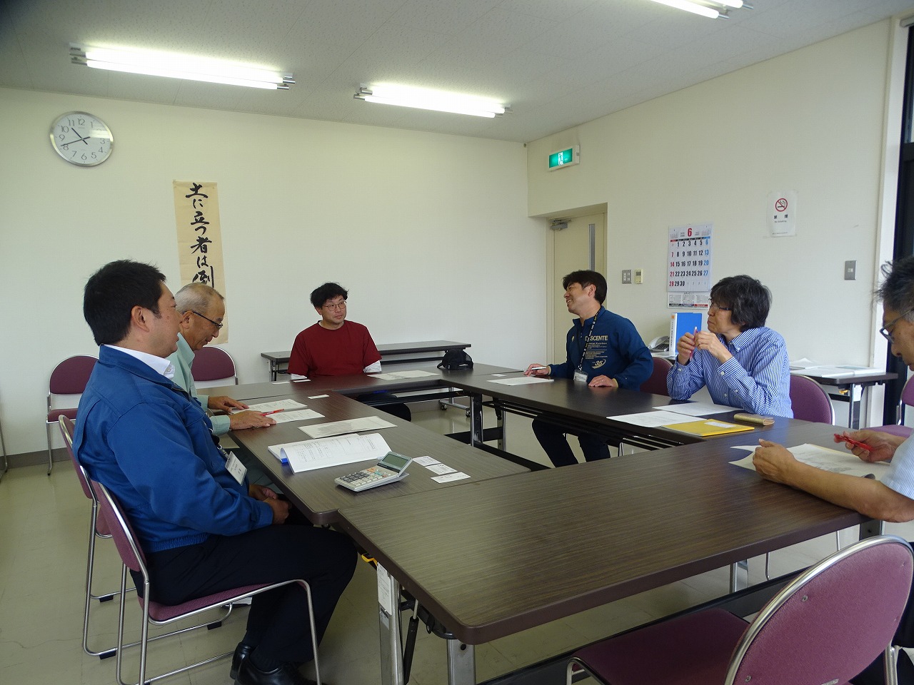 秋田県農業公社担当者と研修生による面談の様子