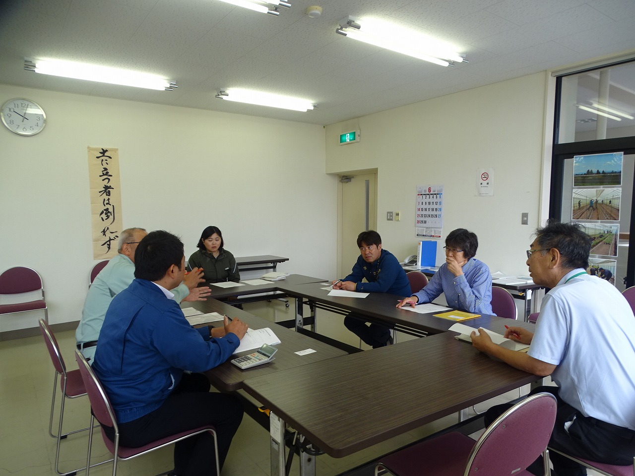 秋田県農業公社担当者と研修生による面談の様子
