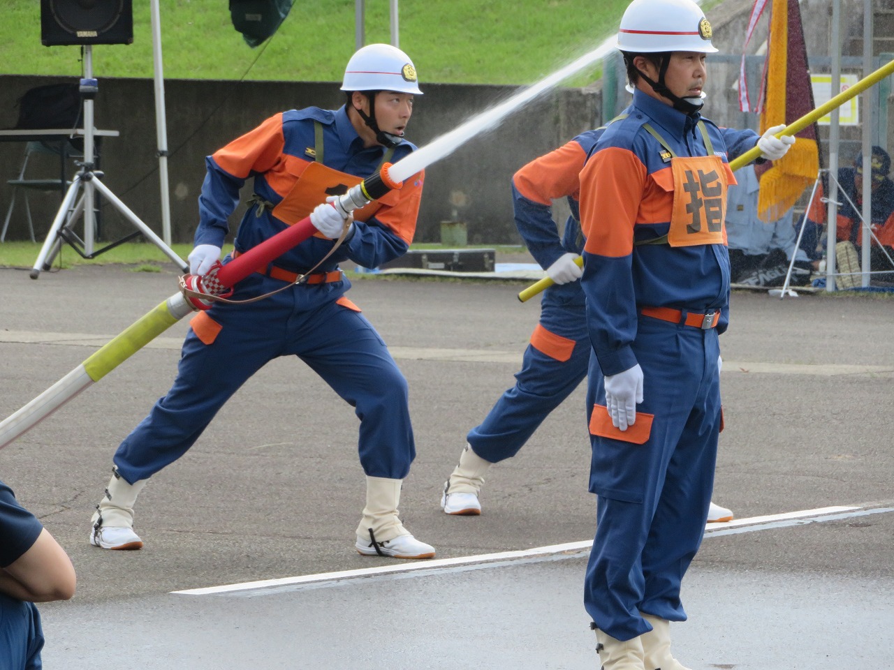 火元に向けて放水している様子